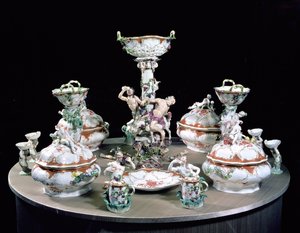 Část míšeňské večeře objednané Fridrichem Velikým pro generála von Mollendorfa, zdobená postavami satyrů a Silena a osla, 1761 (porcelán)